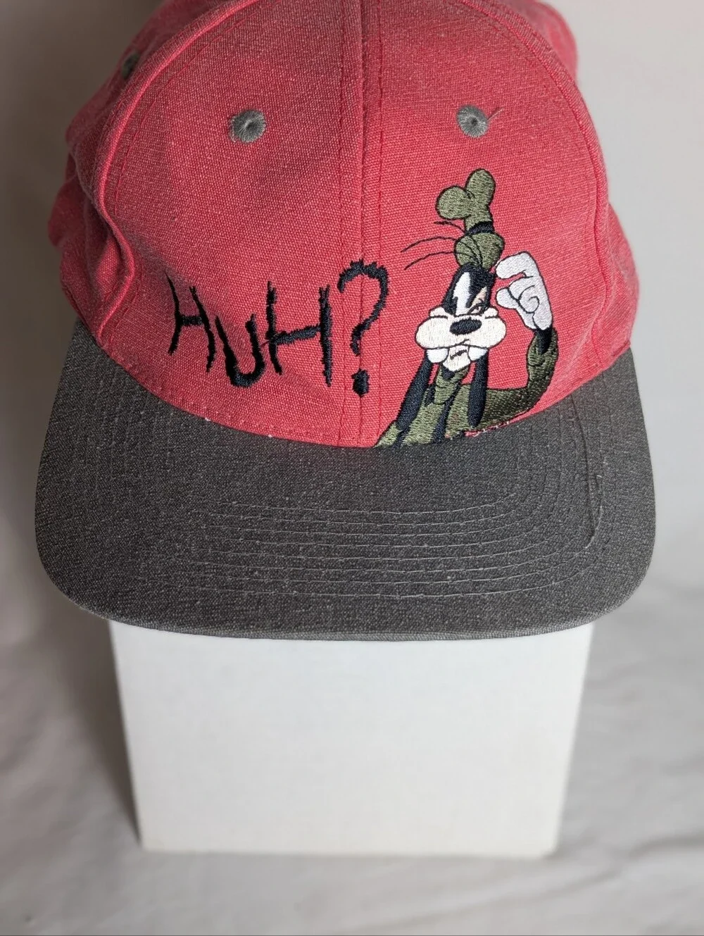 Vintage 1990s Disney Goofy snapback cap featuring Embroidered Goofy